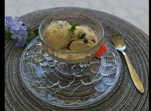 Una foto de Helado con pasas de uvas al ron