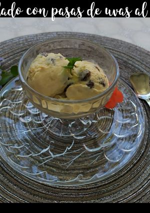 Una foto de Helado con pasas de uvas al ron