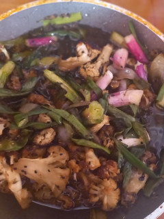 A picture of Weight loss cauliflower with 2 types of onions.