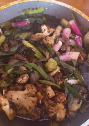 A picture of Weight loss cauliflower with 2 types of onions.