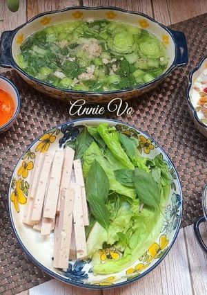 Hình của món Cơm nhà nhiều món ăn ngon.