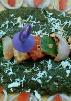 A picture of Paneer tikka in spinach.