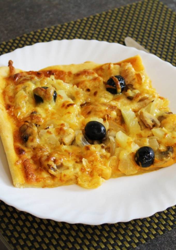 Пицца с курицей, грибами и ананасами
