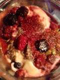 Postre de yogurt con semillas y frutos del bosque