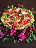 Insalata di ciliegie e pesca con pomodorini iceberg sedano cetriolo carosello rucola e peperoni