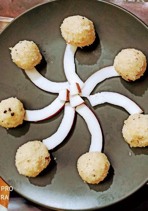 नारियल के लड्डू (nariyal ke ladoo recipe in Hindi) रेसिपी मुख्य फोटो
