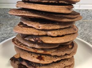 Una foto de Pancakes proteicos chocolate - panqueques (con harina)