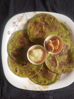 પાલક ના થેપલા (Palak Thepla Recipe In Gujarati) રેસીપી મુખ્ય ફોટો