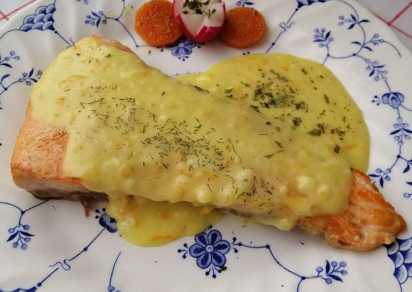 Salmón a la naranja con patatas asadas