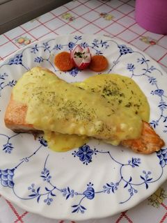 Una foto de Salmón a la naranja con patatas asadas