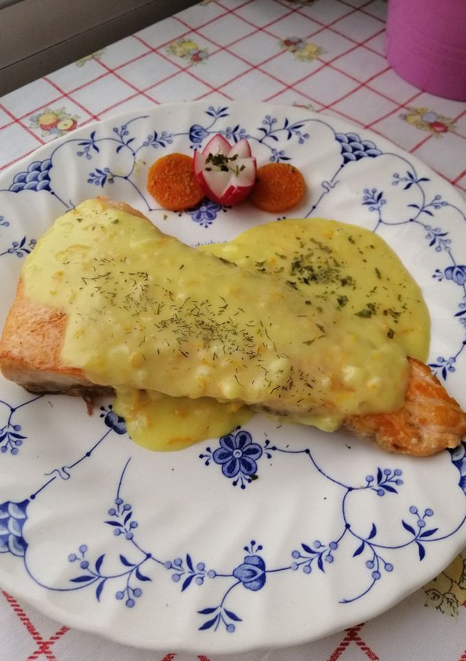 Una foto de Salmón a la naranja con patatas asadas
