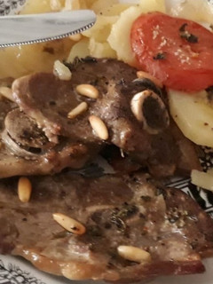 Una foto de Filetes de cordero con patatas al horno