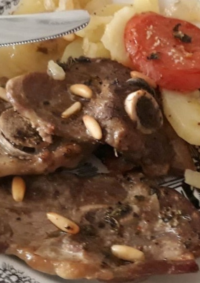 Una foto de Filetes de cordero con patatas al horno