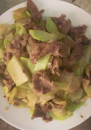 Hình của món Su su xào thịt bò.