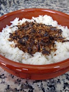 Una foto de Arroz gohan con furikake