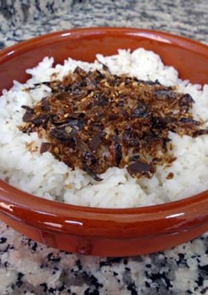 Una foto de Arroz gohan con furikake