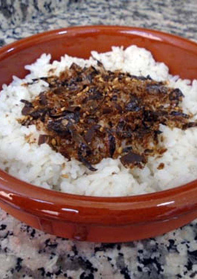 Una foto de Arroz gohan con furikake