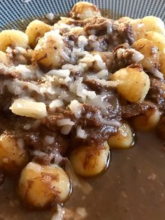 Una foto de Ñoquis con salsa de carrilleras