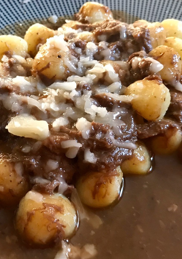 Una foto de Ñoquis con salsa de carrilleras