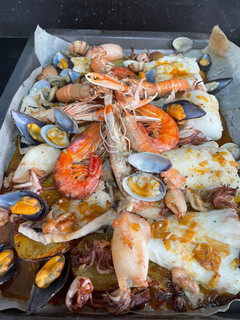 Una foto de Merluza al horno con chipirones 🦑 patatas, mejillones y almejas