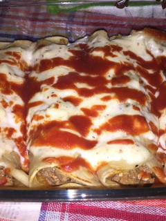 Una foto de Canelones de carne con puré y huevo