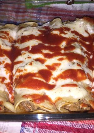 Una foto de Canelones de carne con puré y huevo