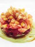 Tartare di salmone affumicato con crema di avocado, lamponi, mango e mais fritto