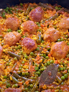 Una foto de Arroz con albóndigas y verduras