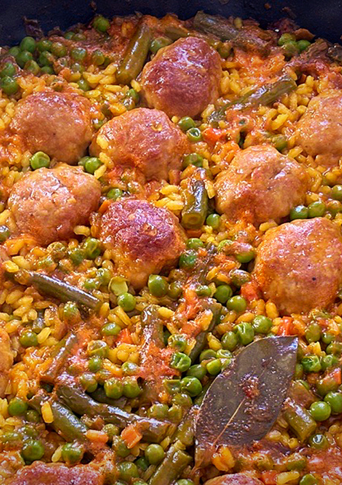 Una foto de Arroz con albóndigas y verduras