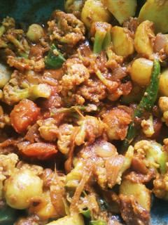 आलू गोभी की सूखी सब्जी (aloo gobi ki sukhi sabzi recipe in Hindi) रेसिपी मुख्य फोटो
