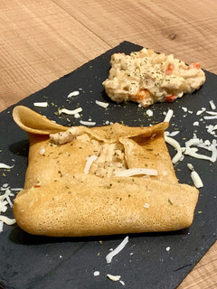 Una foto de Crepes de pollo, cebolla y nata