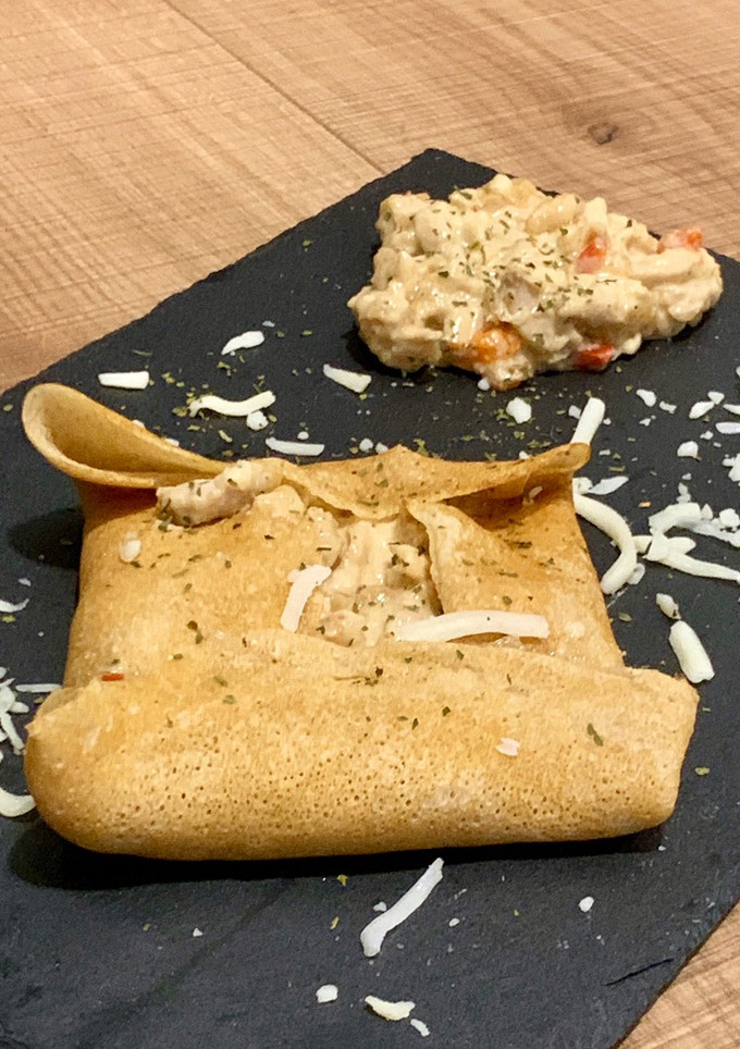 Una foto de Crepes de pollo, cebolla y nata