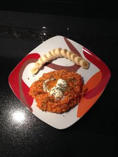 Una foto de Arroz a la cubana ligero con huevo poche y plátano sin freír