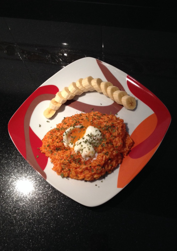 Una foto de Arroz a la cubana ligero con huevo poche y plátano sin freír