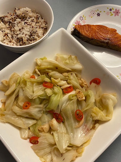 減脂食譜 - 香煎鮭魚+蒜炒高麗菜 的食譜成品照片