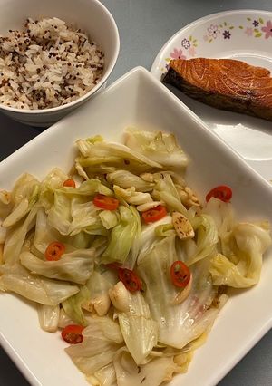 減脂食譜 - 香煎鮭魚+蒜炒高麗菜 的食譜成品照片