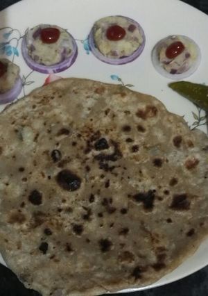 A picture of Aloo pyaz ka parantha.