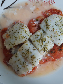 Una foto de Bacalao con tomate natural