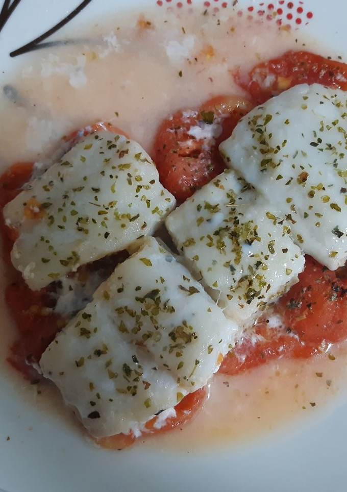 Una foto de Bacalao con tomate natural
