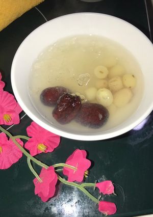 Hình của món Chè yến hạt sen táo.