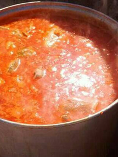 Una foto de Pozole de puerco a mi estilo a la leña