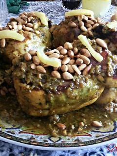 Una foto de Pollos asados, al estilo oriente medio con frutos secos