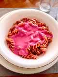 Fideos saborizados con salsa de betarraga