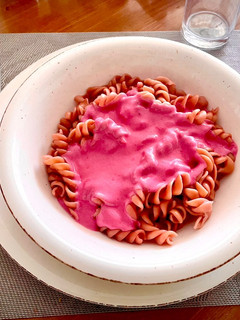 Una foto de Fideos saborizados con salsa de betarraga