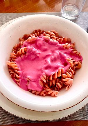 Una foto de Fideos saborizados con salsa de betarraga