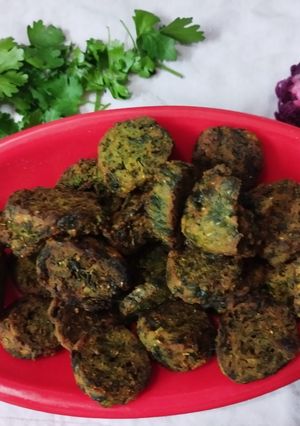 कुरकुरीत कोथिंबीर वडी (Kothimbir Vadi Recipe In Marathi) रेसिपी चे मुख्य फोटो 