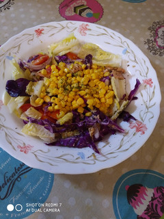 Una foto de Ensalada de atún con maíz dulce