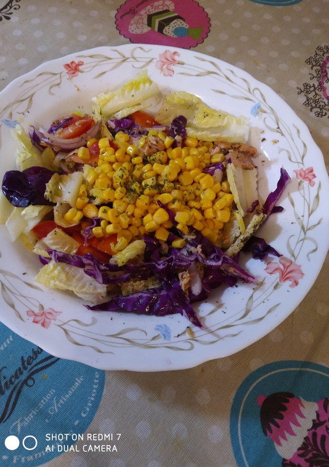Una foto de Ensalada de atún con maíz dulce