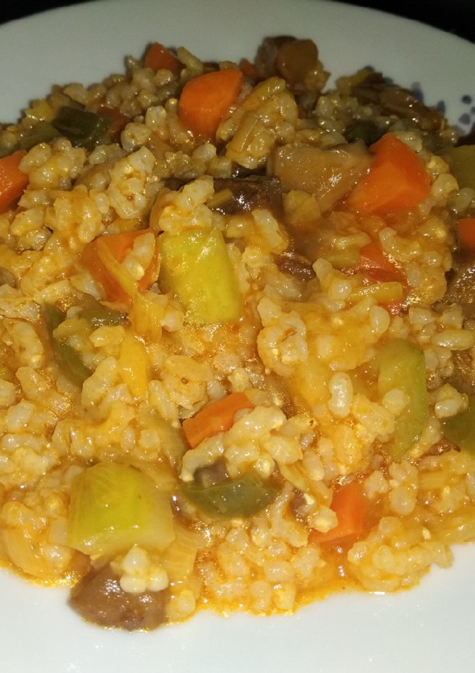 Una foto de Arroz integral con verduras y setas