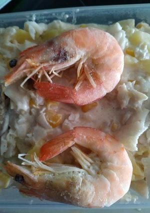 Una foto de Ensaladilla de palmitos y gambas al ajillo